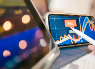 Operatore attivo su più mercati che esamina opzioni su Bitcoin, Ethereum e forex